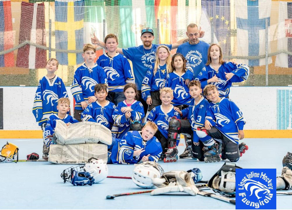 Team picture with inline hockey players. Fuengirola LIONS. Team Benjamin.