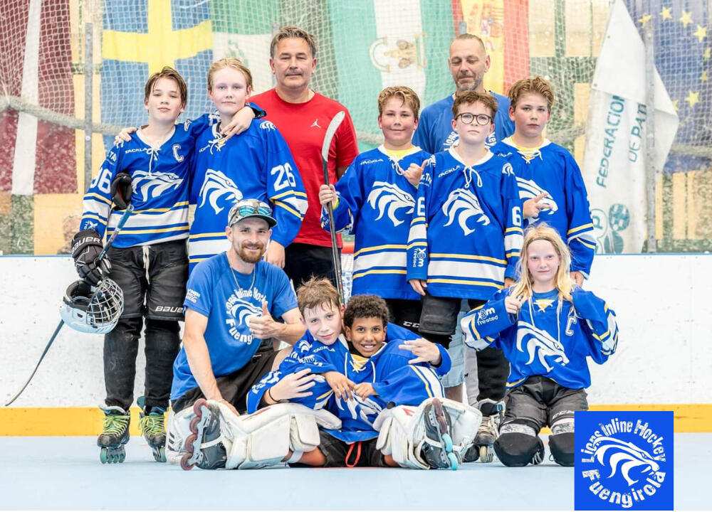 Team picture with inline hockey players. Fuengirola LIONS. Team Alevin.