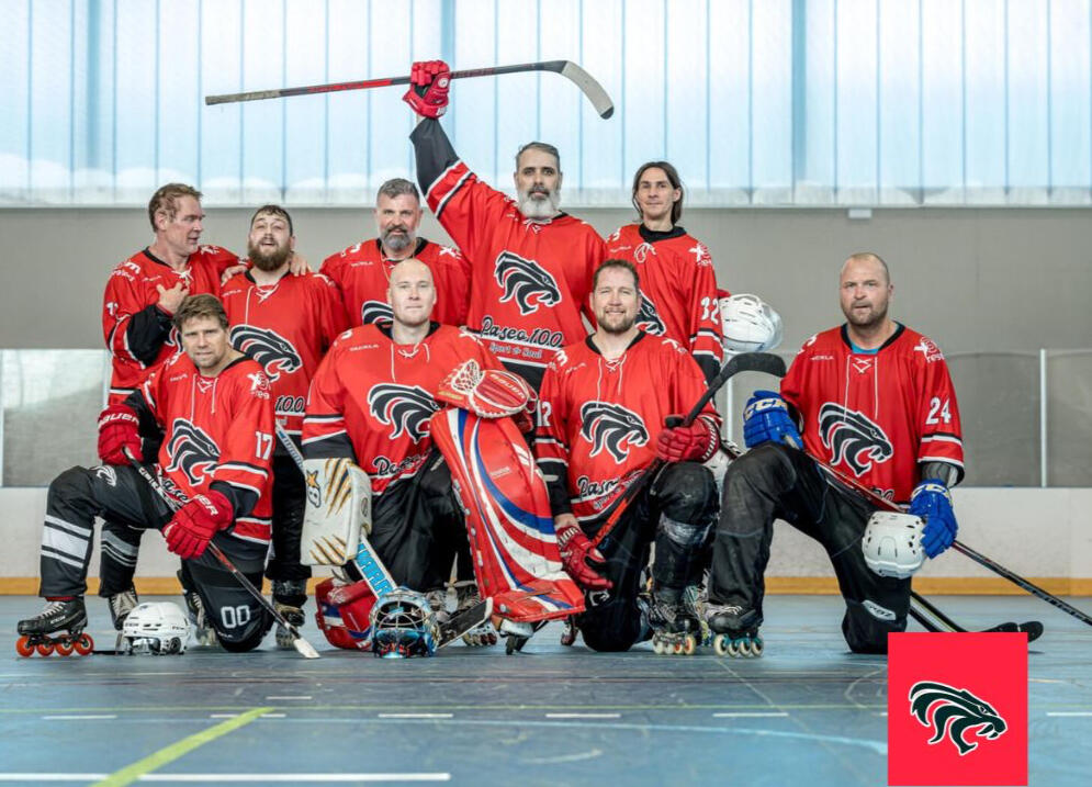 Team picture with inline hockey players. Fuengirola LIONS. Latin Team.