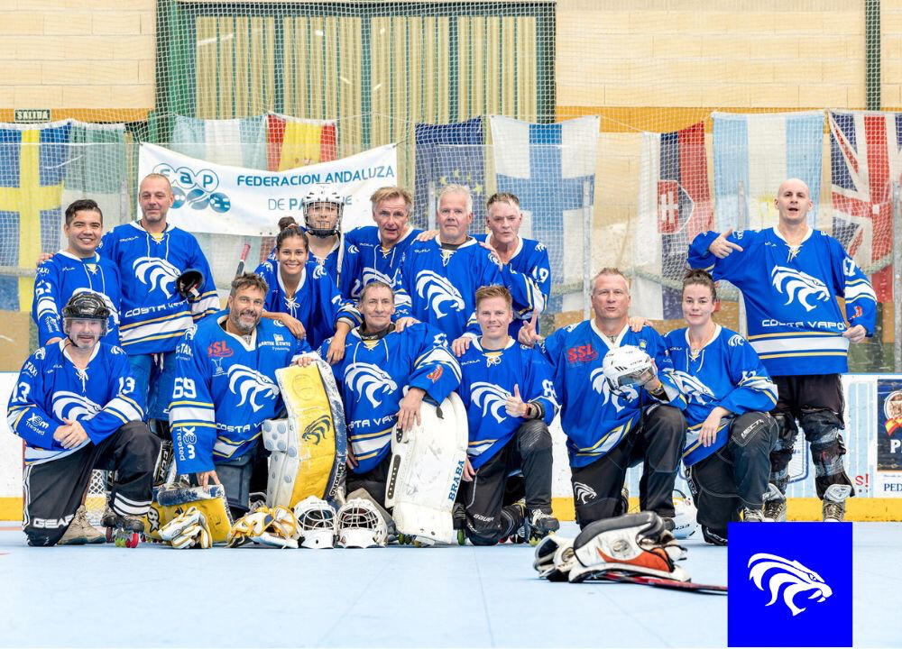 Team picture with inline hockey players. Fuengirola LIONS. Team Blues.